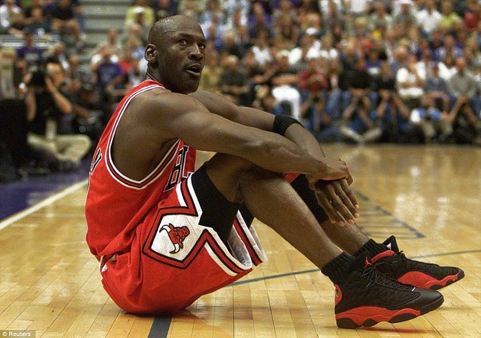 Khoảnh khắc Jordan ngồi trên nền sân tại chung kết NBA 1998, kỳ chung kết cuối cùng mà ông tham dự.